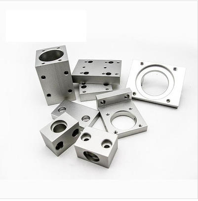 Introducción de piezas de mecanizado de acero.